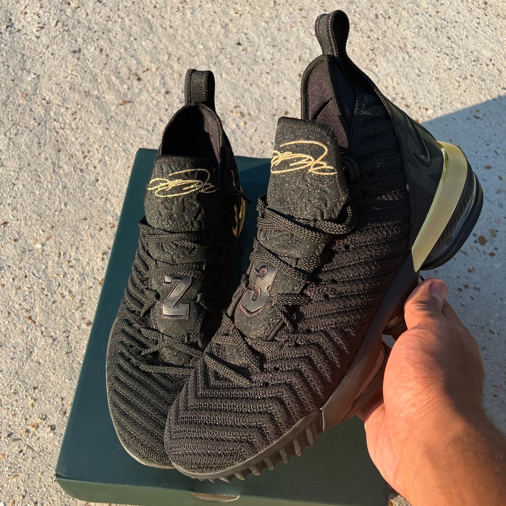 Nike LEBRON 16 “IM KING”